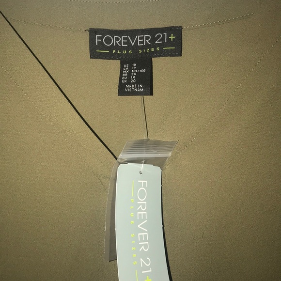 Brand new slit sleeved blouse - Picture 2 of 2